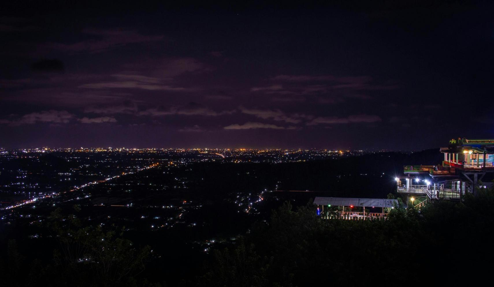 Support team member assisting with tour planning and technical questions